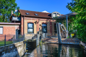 Kleines Wasserkraftwerk am Schäfflerbach in Augsburg