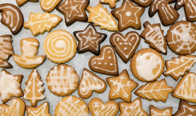 Baked ginger christmas cookies with icing-sugar drawings