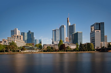 Fototapeta na wymiar Blick über den Fluss in Frankfurt am Main in Hessen, Deutschland 