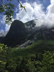 荘厳な山