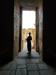 Durchgang Frau © peter_qn