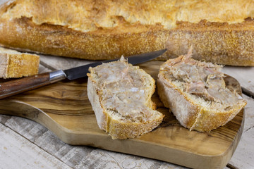 tartines de rillettes sur une planche à découper