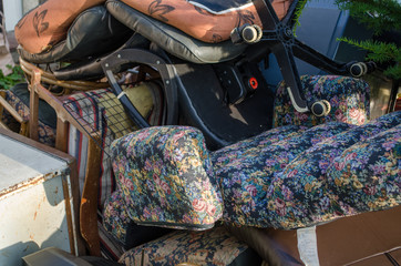 捨てられたソファー