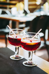 Deux verres de sangria sur une table de bistro