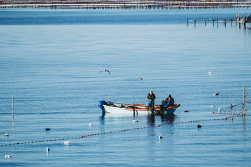 Paysage de bord de mer avec petit bateau de pêcheur	