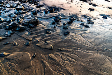 Ablaufendes Wasser am Elbstrand in Hamburg