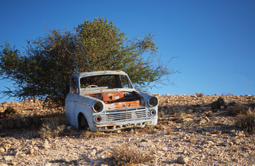Fototapeta na wymiar old scrap car in desert