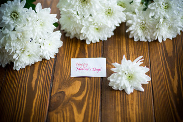 Fototapeta na wymiar bouquet of white chrysanthemums on wooden table