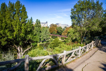Fototapeta na wymiar Pond in Buttes-Chaumont Park, Paris