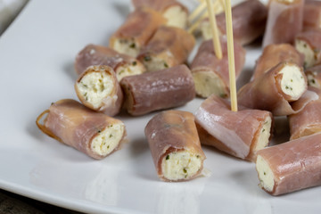 roulés au fromage frais et jambon de parme