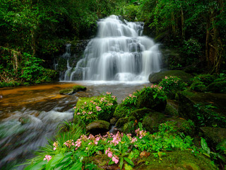 Obraz na płótnie Canvas Smooth Waterfall