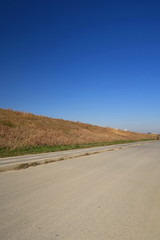 早春の朝の江戸川サイクリング道路風景