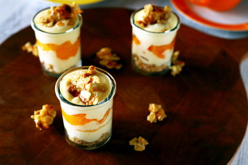 joghurt dessert mit aprikosenmus waffelboden und kandierten Mandeln