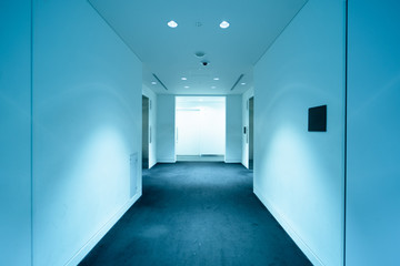 白い建物内　廊下
