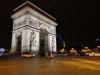 Fototapeta na wymiar arch of triumph at night