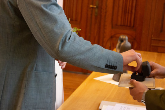 Hochzeitsring Trauring aus den Etui nehmen