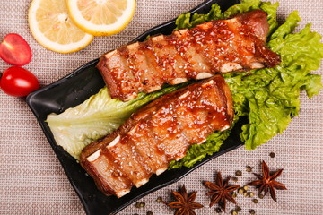 The fresh wild spareribs are roasted, sliced into different shapes and put on the plate
