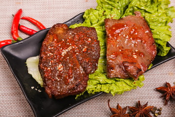 It's made by slicing the meat from the thighs of the sheep and baking it with honey sauce
