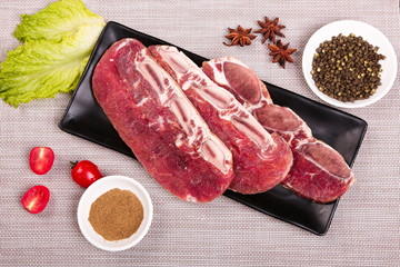Slice the fresh spare ribs into different shapes and put them on the plate