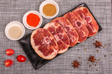 Slice the fresh spare ribs into different shapes and put them on the plate