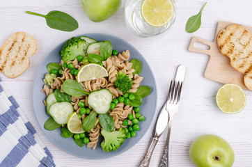 Brown pasta with vegetables
