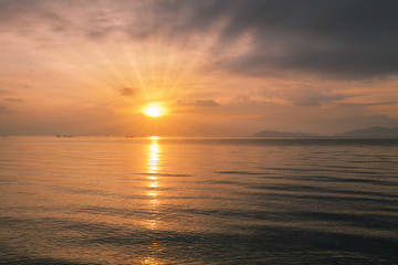 Fototapeta premium Asahi z brzegu jeziora Biwa