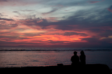Obraz premium Silhouette of a couple in love at sunset