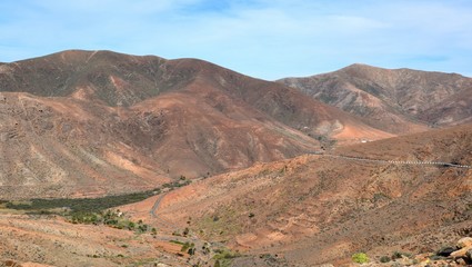 Fototapeta premium Malowniczy krajobraz południowo-zachodniej części Fuerteventury. Góry Fuerteventury. Dzikie tereny Fuerteventury, Wyspy Kanaryjskie, Hiszpania, Europa