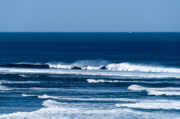 強風で打ち寄せる白波