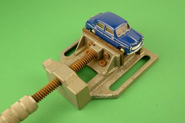 rottamazione delle auto inquinanti: vecchia auto schiacciata da una morsa © turoch