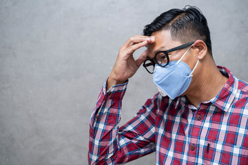 Pictures from asian young men with masks Isolated patients have headaches.