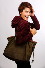 bella ragazza con felpa rossa con cappuccio e borsa a tracolla    isolata su sfondo bianco