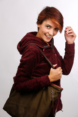 bella ragazza con felpa rossa con cappuccio e borsa a tracolla    isolata su sfondo bianco