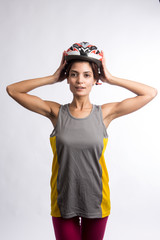 Bella ragazza con il caschetto in testa e la sua bici , isolata su sfondo neutro