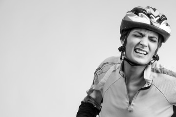 ragazza con il caschetto in testa e la tuta soffre pedanlando sopra la sua biccletta, isolata su...