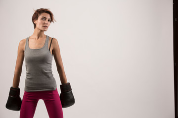donna  con i guantoni da boxe isolata su sfondo grigio chiaro
