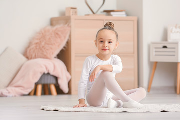 Cute little ballerina at home © Pixel-Shot