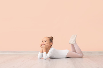 Cute little ballerina against color wall - obrazy, fototapety, plakaty