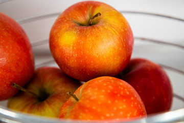 Czerowone jabłka w koszyku