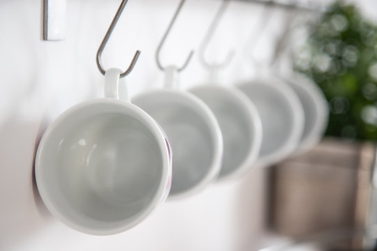 Wiszące na haczykach filiżanki do kawy - ekspresso
