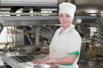 Plant for the production of bread.Line for packing bread with a worker