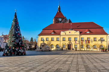 Obraz premium Weihnachtsbaum auf dem Rathausplatz in Darlowo