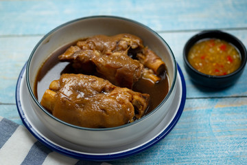Braised pork legs with sweet gravy sauce