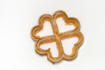 Dulces con forma de corazón con fondo blanco