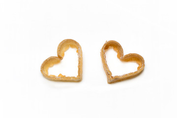 Dulces con forma de corazón con fondo blanco