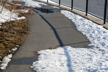 雪の残った歩道