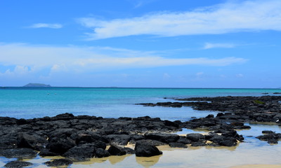 lagon et rochers noirs, pierres volcaniques