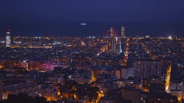Barcelona por la noche, con muchas luces