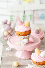 Kleine Cupcakes zu Ostern - 321082573