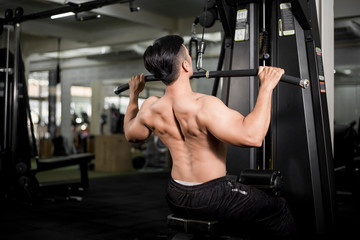 Fototapeta na wymiar Muscular fitness man bodybuilder is workout in gym